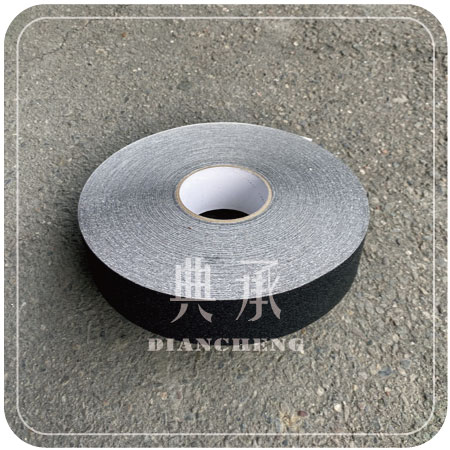 一卷黑色的金鋼砂止滑膠帶