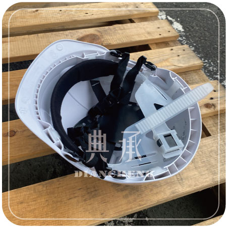 白色透氣式ABS工程安全帽的帽內側使用織帶搭配皮革襯墊內襯和Y型快接扣下巴帶