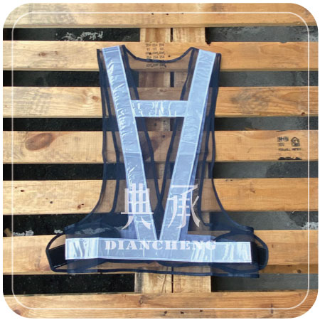 V型反光背心的背面藍底網配白色反光條