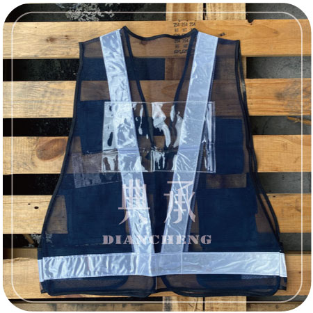 V型反光背心顏色為藍底網配白色反光條,背後有B5夾鏈袋