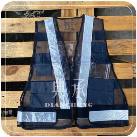 V型反光背心使用拉鍊和魔鬼氈,附夾鏈袋和多個口袋