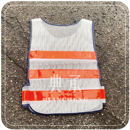 交警示反光背心採白網配上紅色反光條的背面樣式