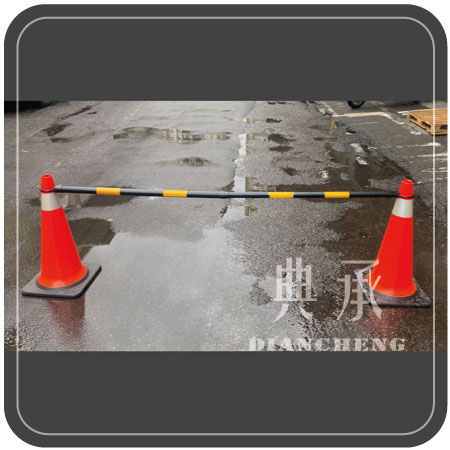 拉長的伸縮式交通錐連桿套在PVC交通錐上