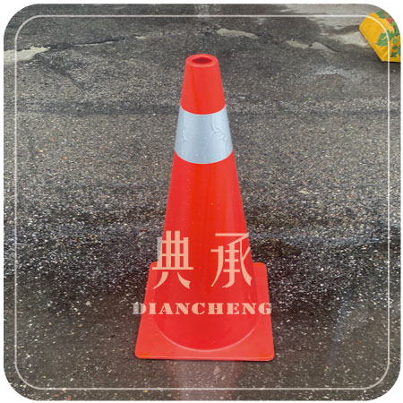 PE交通錐擺放在地上