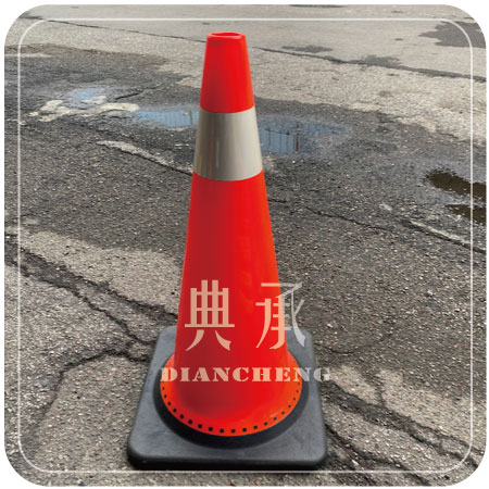 PVC軟質交通錐擺放在地上