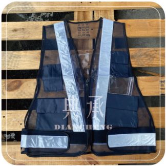 V型反光背心使用拉鍊和魔鬼氈，附夾鏈袋和多個口袋