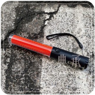 紅色燈管和黑色握把的磁吸式三段光源交通指揮棒附有金屬掛勾和掛繩