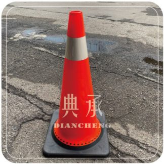 PVC軟質交通錐擺放在地上